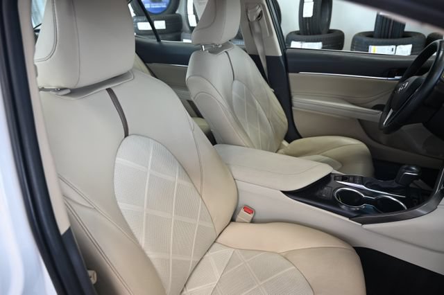 Used 2018 Toyota Camry XLE FWD image 9