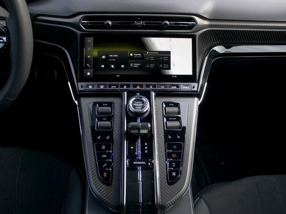 Used 2025 Aston Martin V8 Vantage Coupe image 13
