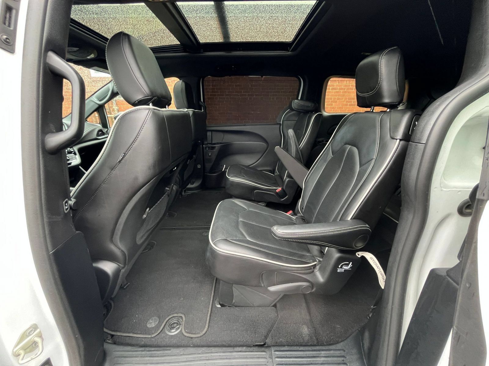 Used 2025 Chrysler Pacifica Limited FWD image 28