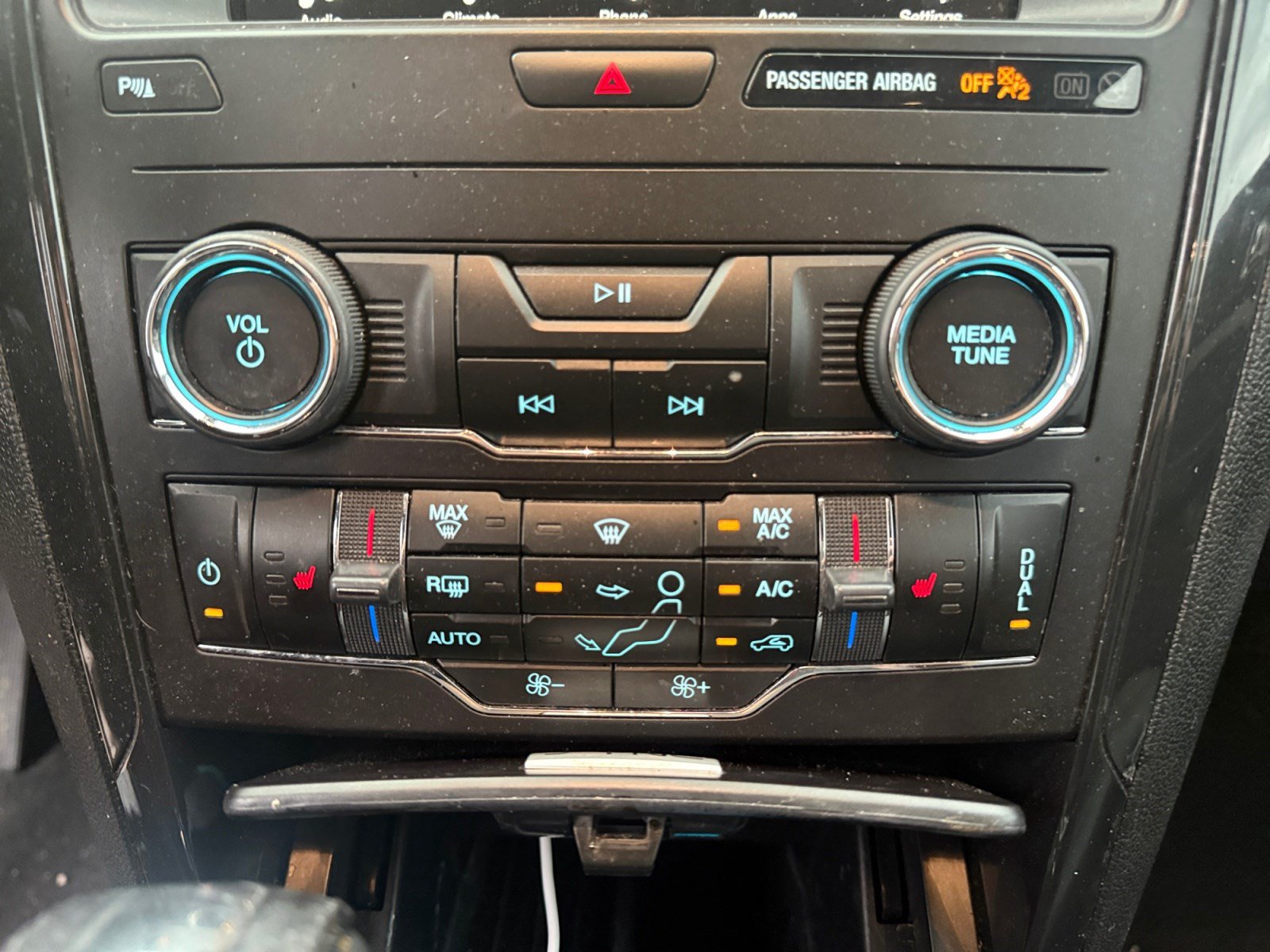 Used 2018 Ford Explorer XLT w/ Equipment Group 202A AWD/4WD image 12