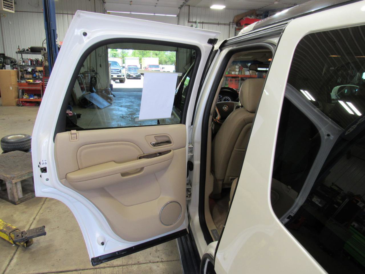 Used 2010 Cadillac Escalade Luxury AWD/4WD image 27