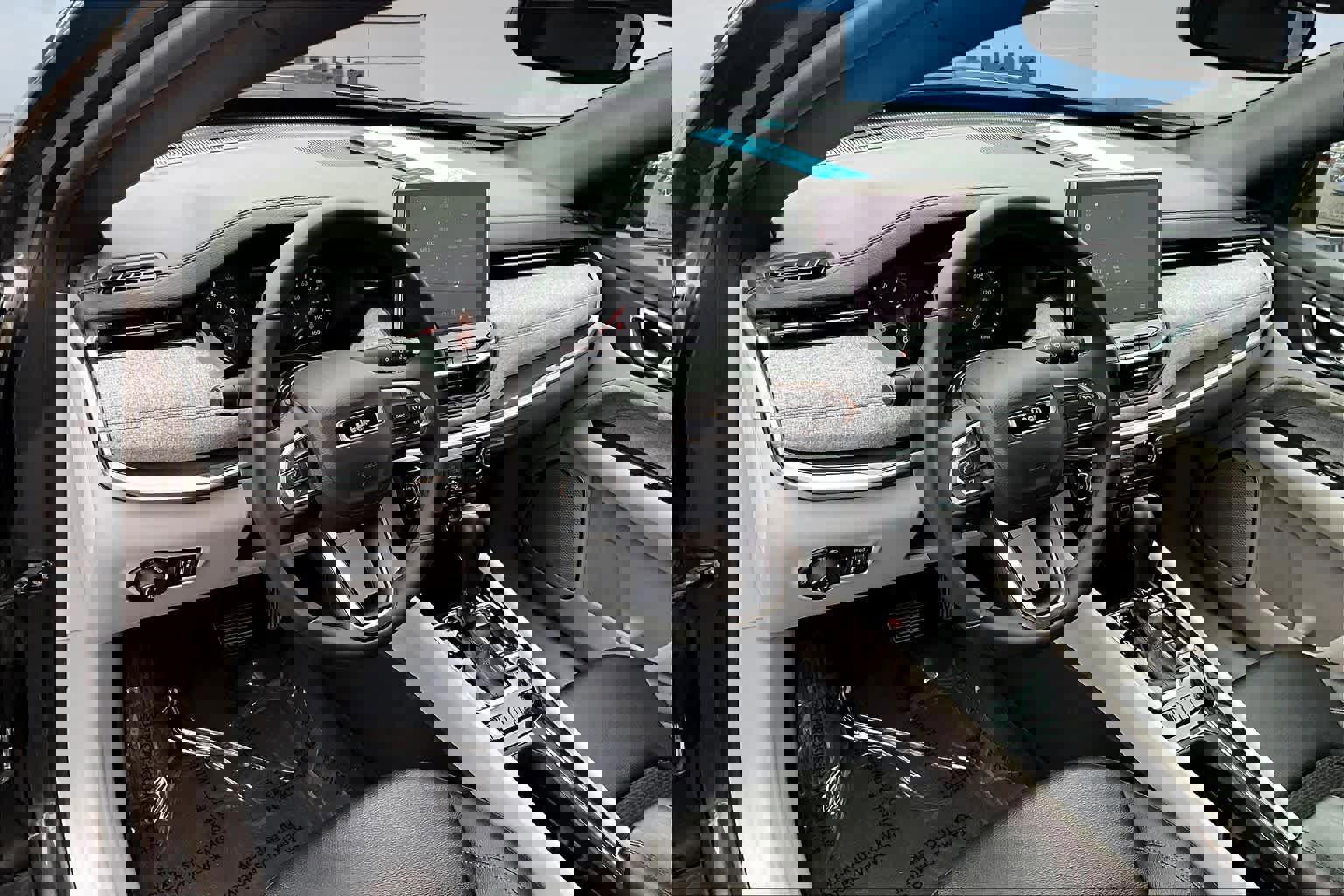 Used 2024 Jeep Compass Latitude image 3