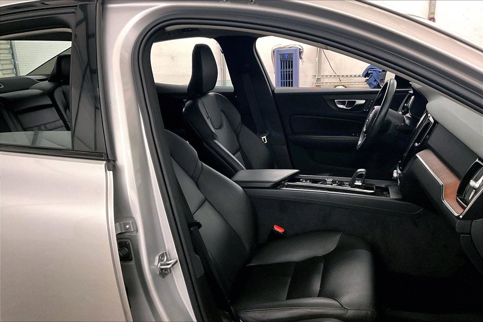 Used 2022 Volvo S60 B5 Momentum w/ Advanced Package image 7