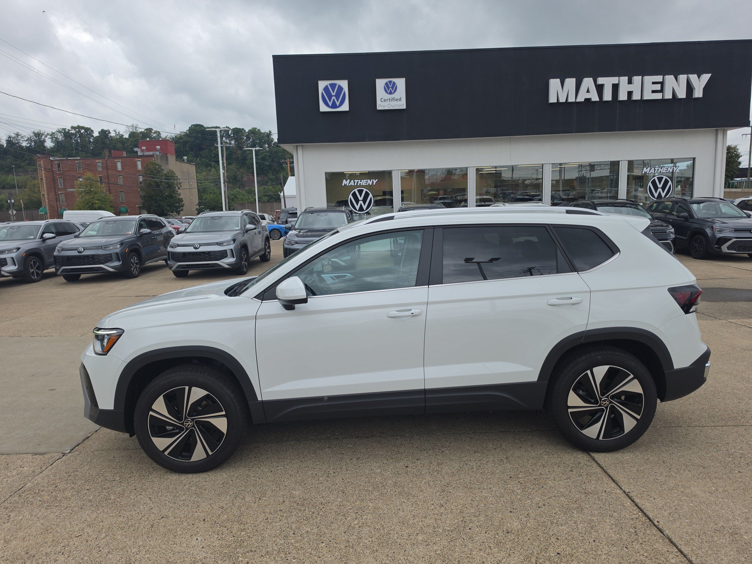 New 2026 Volkswagen Taos SE AWD/4WD image 2