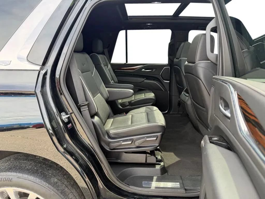 Used 2023 Cadillac Escalade Premium Luxury AWD/4WD image 30