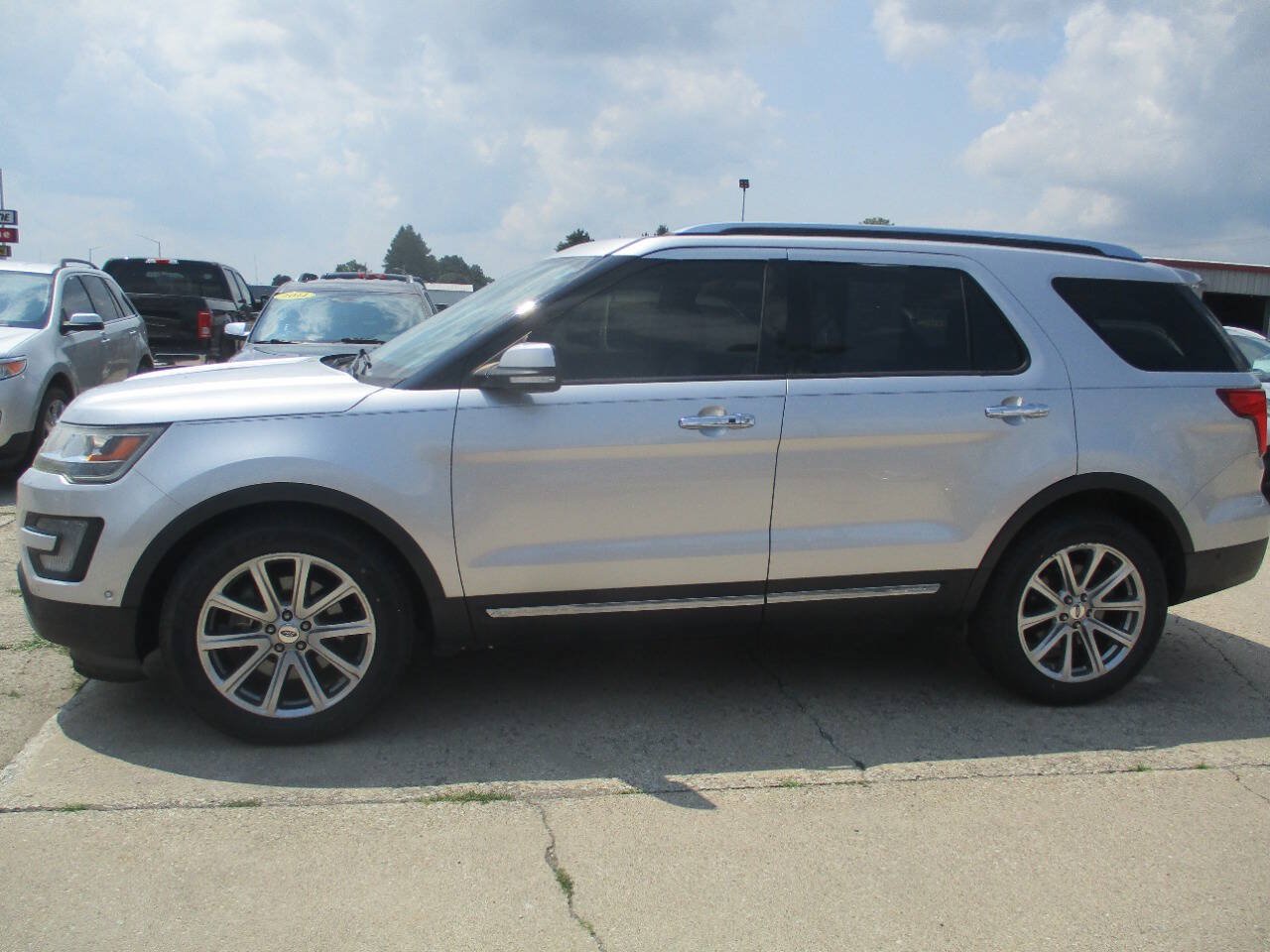 Used 2017 Ford Explorer Limited w/ Equipment Group 301A FWD image 3