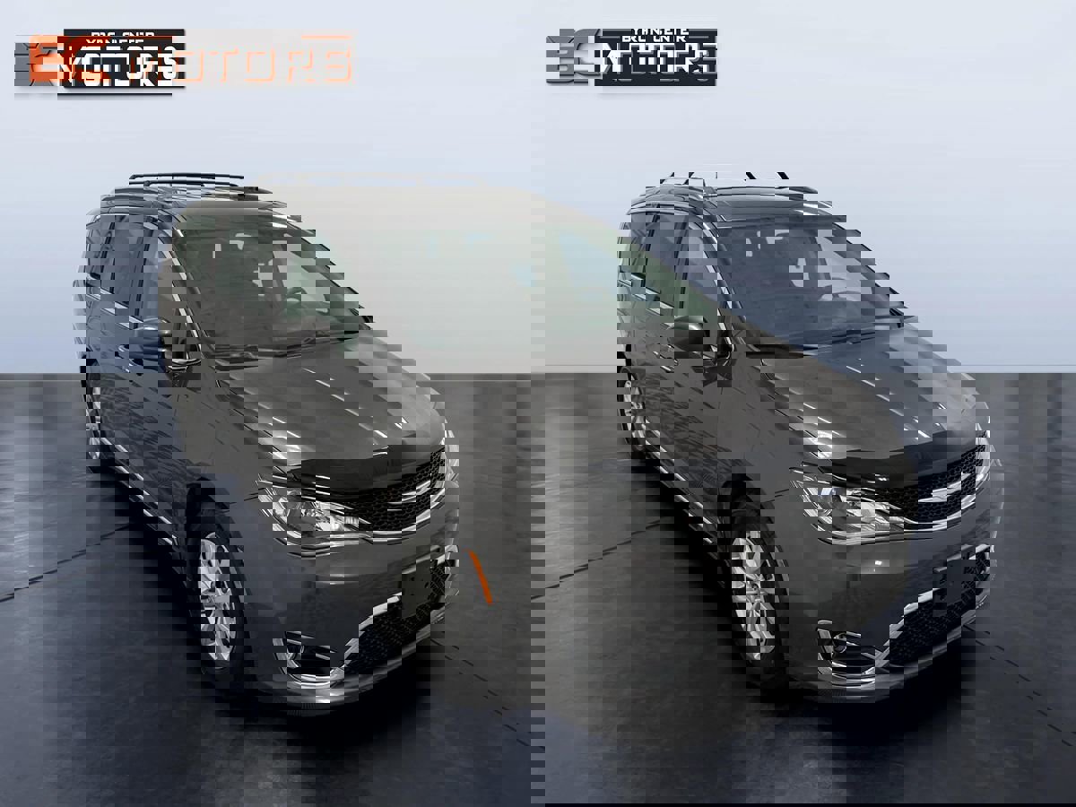 Used 2018 Chrysler Pacifica Touring-L image 7