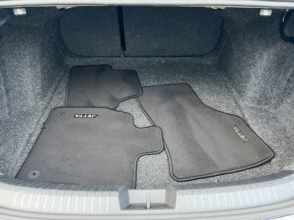 Used 2025 Volkswagen Jetta SE FWD image 14