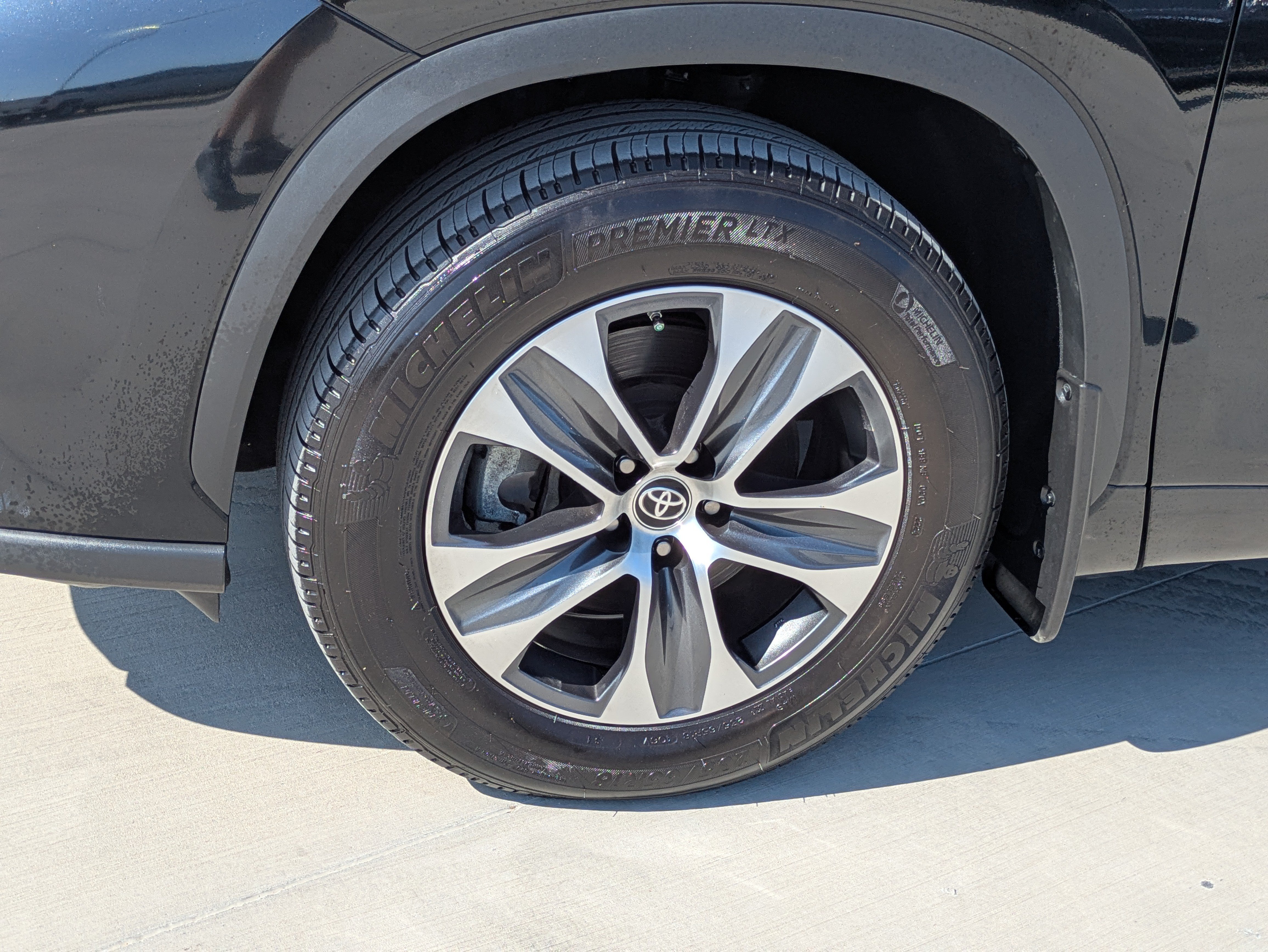 Certified 2024 Toyota Highlander XLE FWD image 9