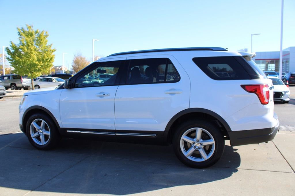 Used 2018 Ford Explorer XLT image 4