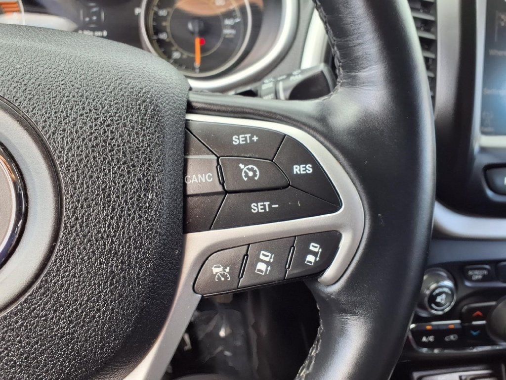 Used 2016 Jeep Cherokee Trailhawk w/ Comfort/Convenience Group AWD/4WD image 18