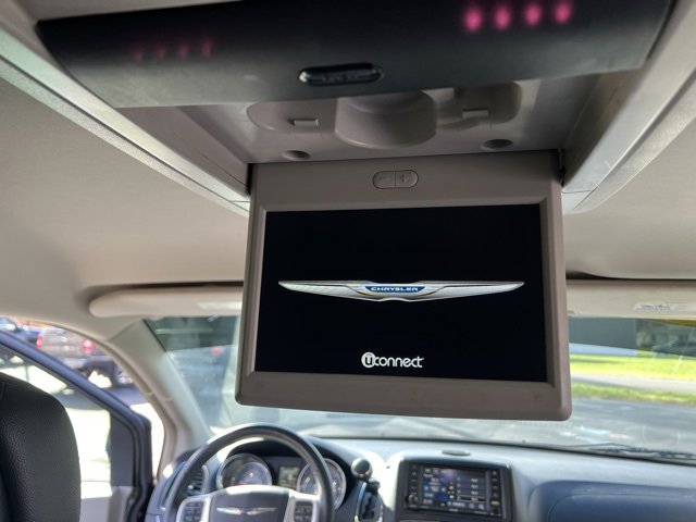 Used 2016 Chrysler Town & Country Touring image 29