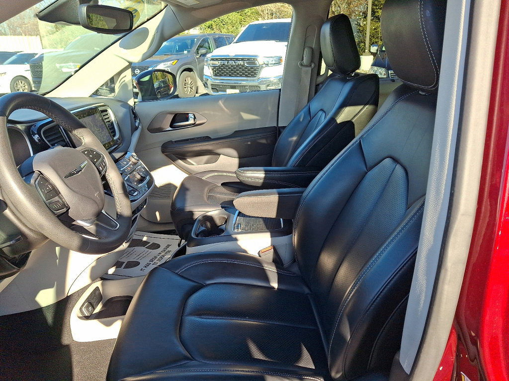 Certified 2023 Chrysler Pacifica Touring-L image 22