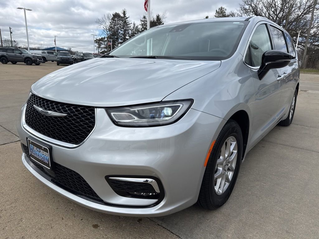 Used 2024 Chrysler Pacifica Touring-L image 2