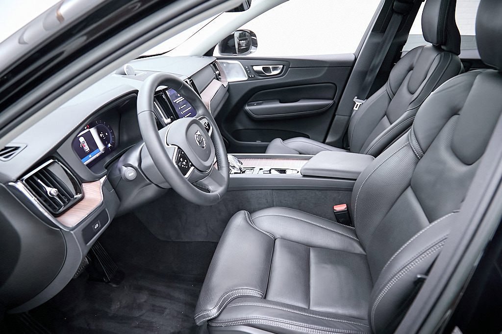 Certified 2023 Volvo XC60 B6 Ultimate w/ Protection Package Premier image 18