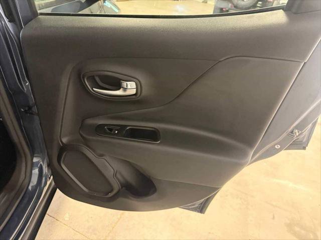 Certified 2022 Jeep Renegade Latitude w/ Convenience Group AWD/4WD image 26