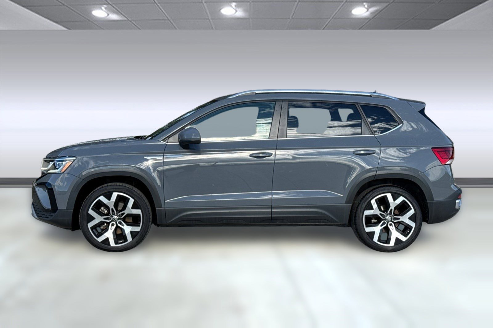 Used 2022 Volkswagen Taos SEL image 2