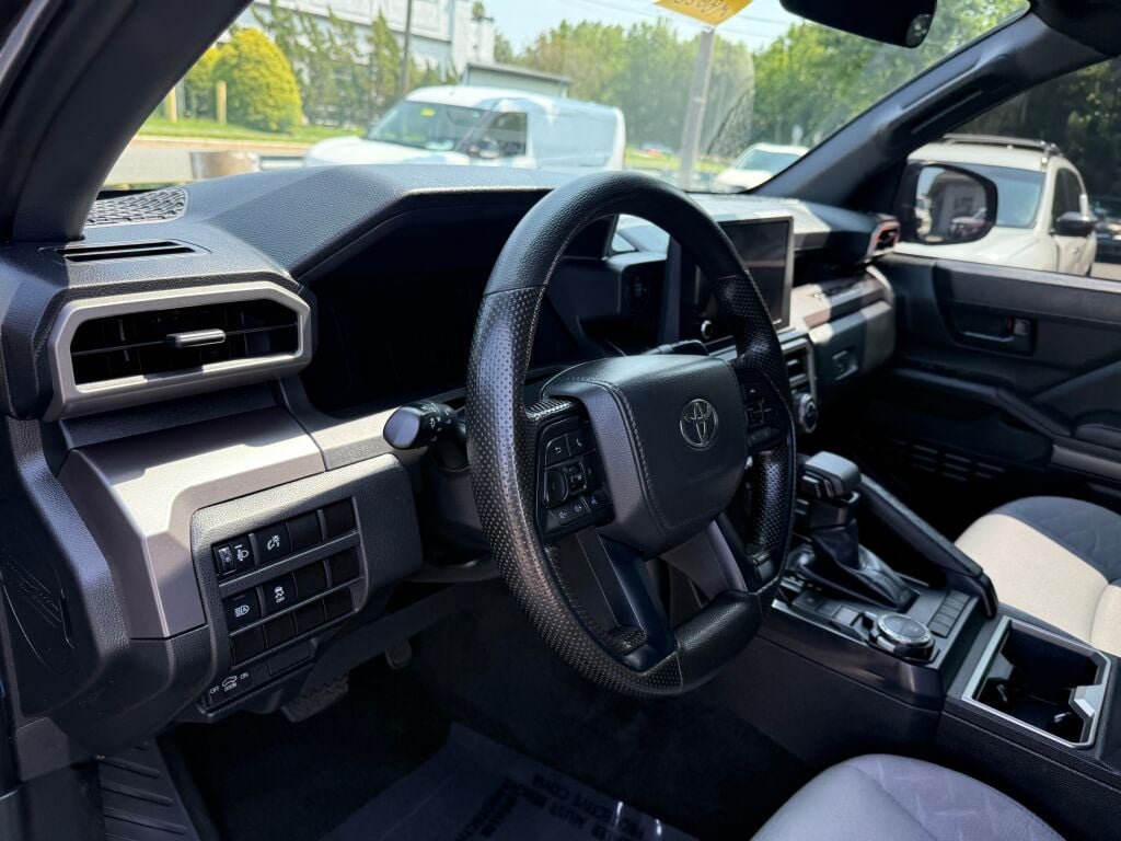 Used 2025 Toyota Tacoma SR5 AWD/4WD image 10