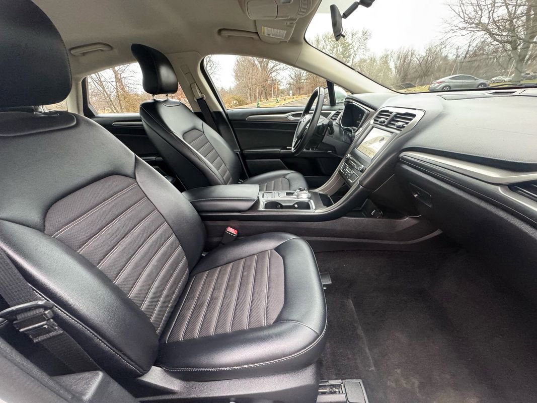 Used 2017 Ford Fusion SE w/ Equipment Group 201A image 19