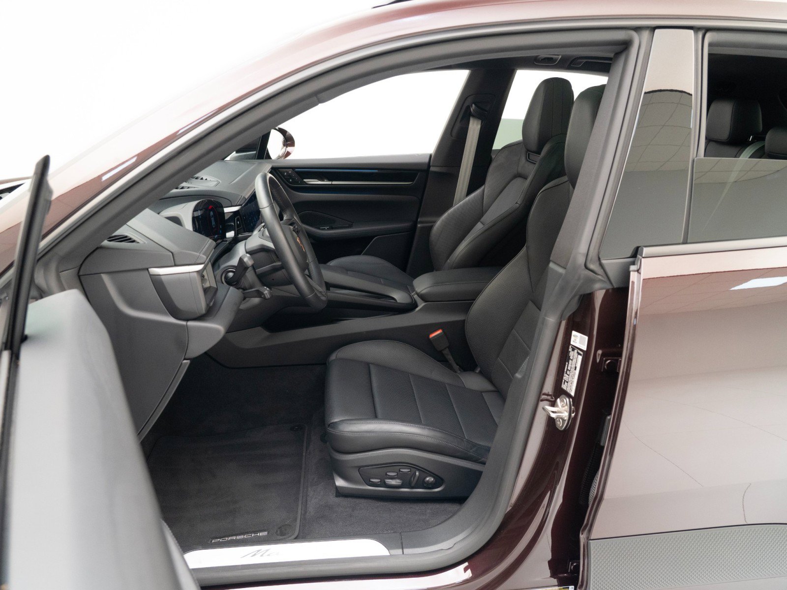 Certified 2025 Porsche Macan Electric image 18