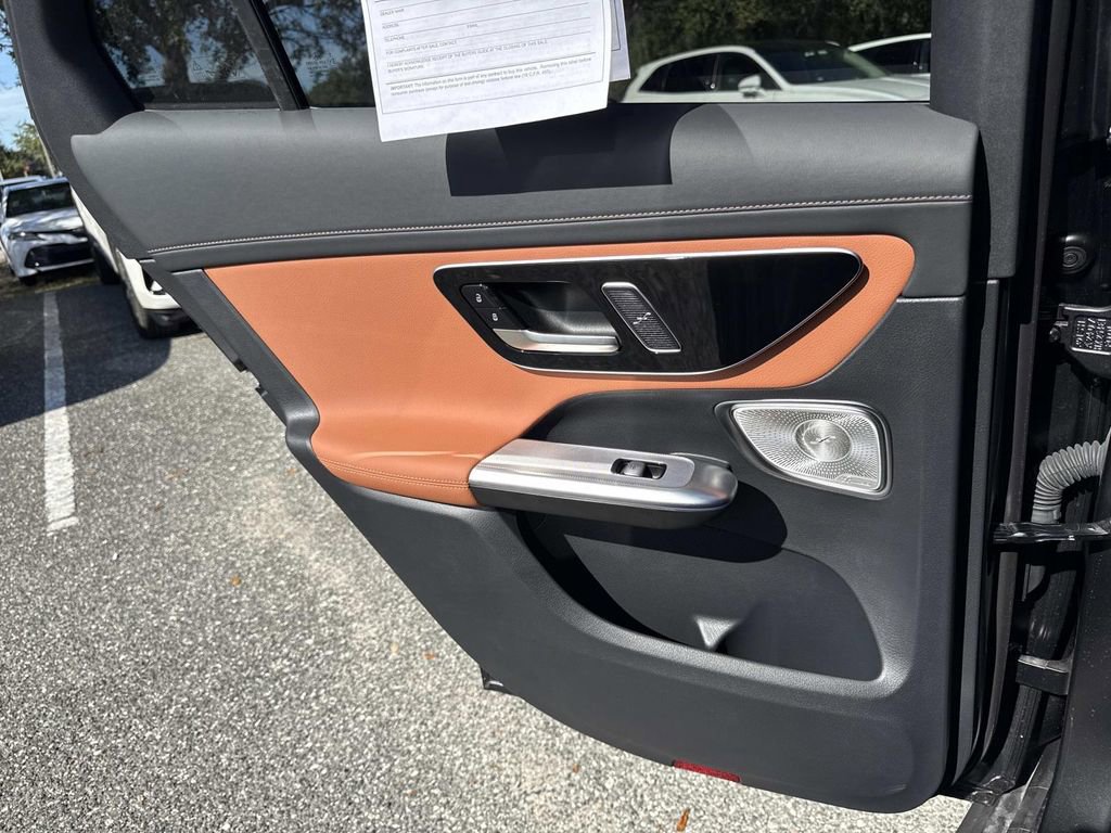 Used 2025 Mercedes-Benz GLC 300 4MATIC image 13