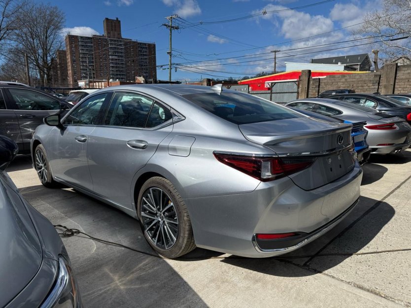 Used 2024 Lexus ES 300h H w/ Premium Package FWD image 4