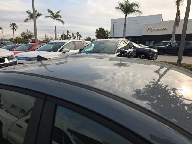 Used 2021 Hyundai Elantra SE image 3