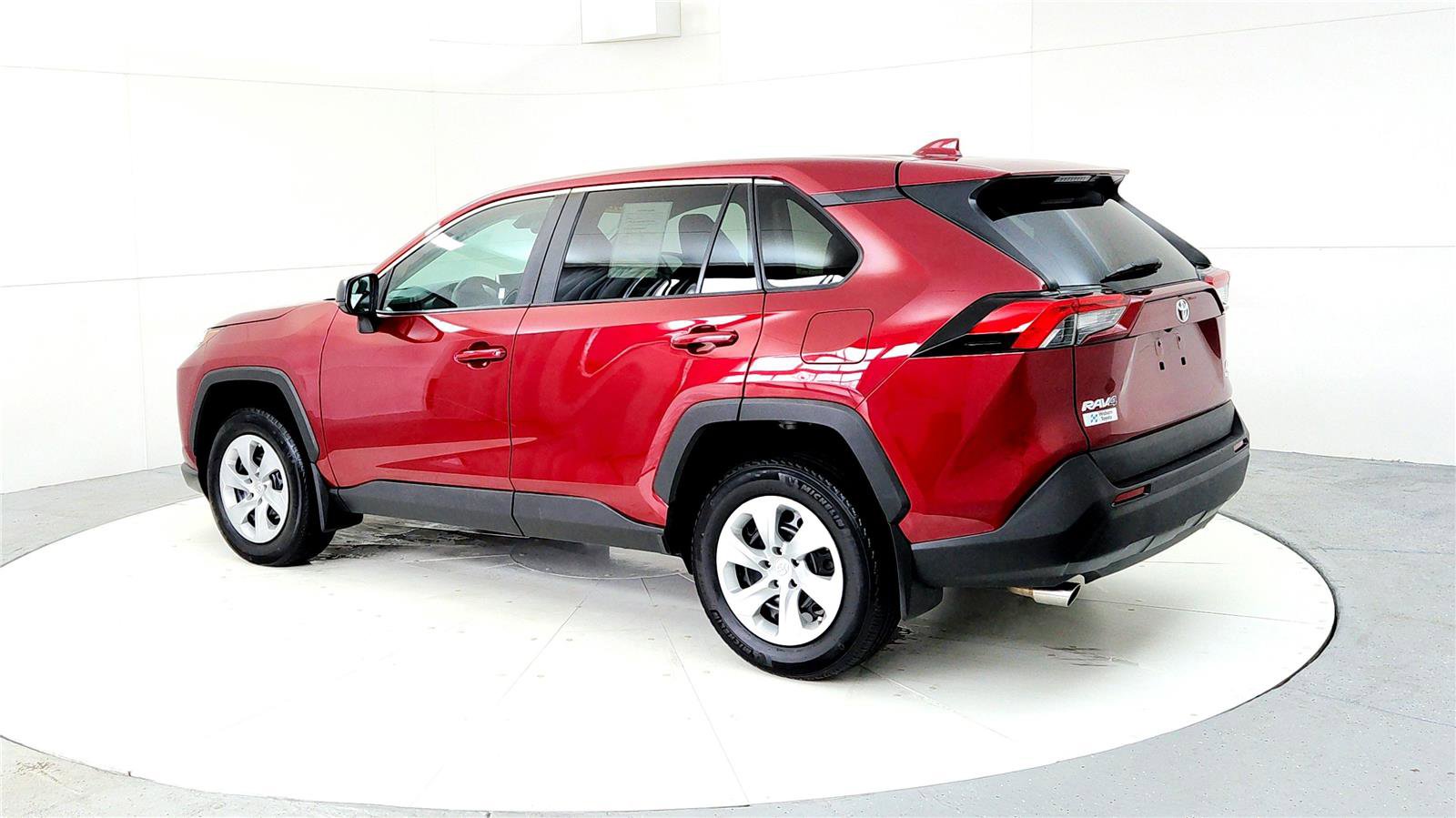 Certified 2023 Toyota RAV4 LE AWD/4WD image 4