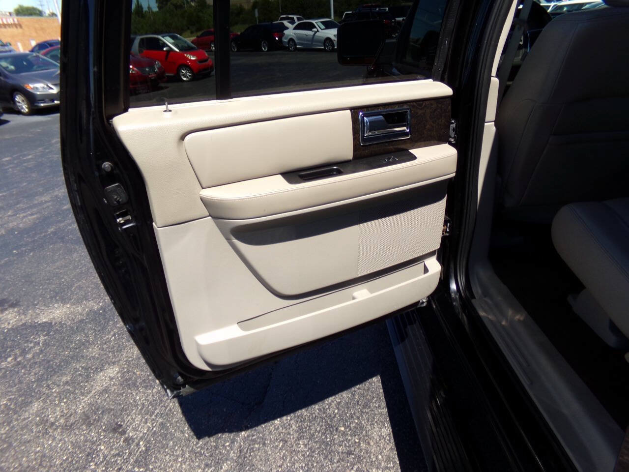 Used 2016 Lincoln Navigator L Select RWD image 21