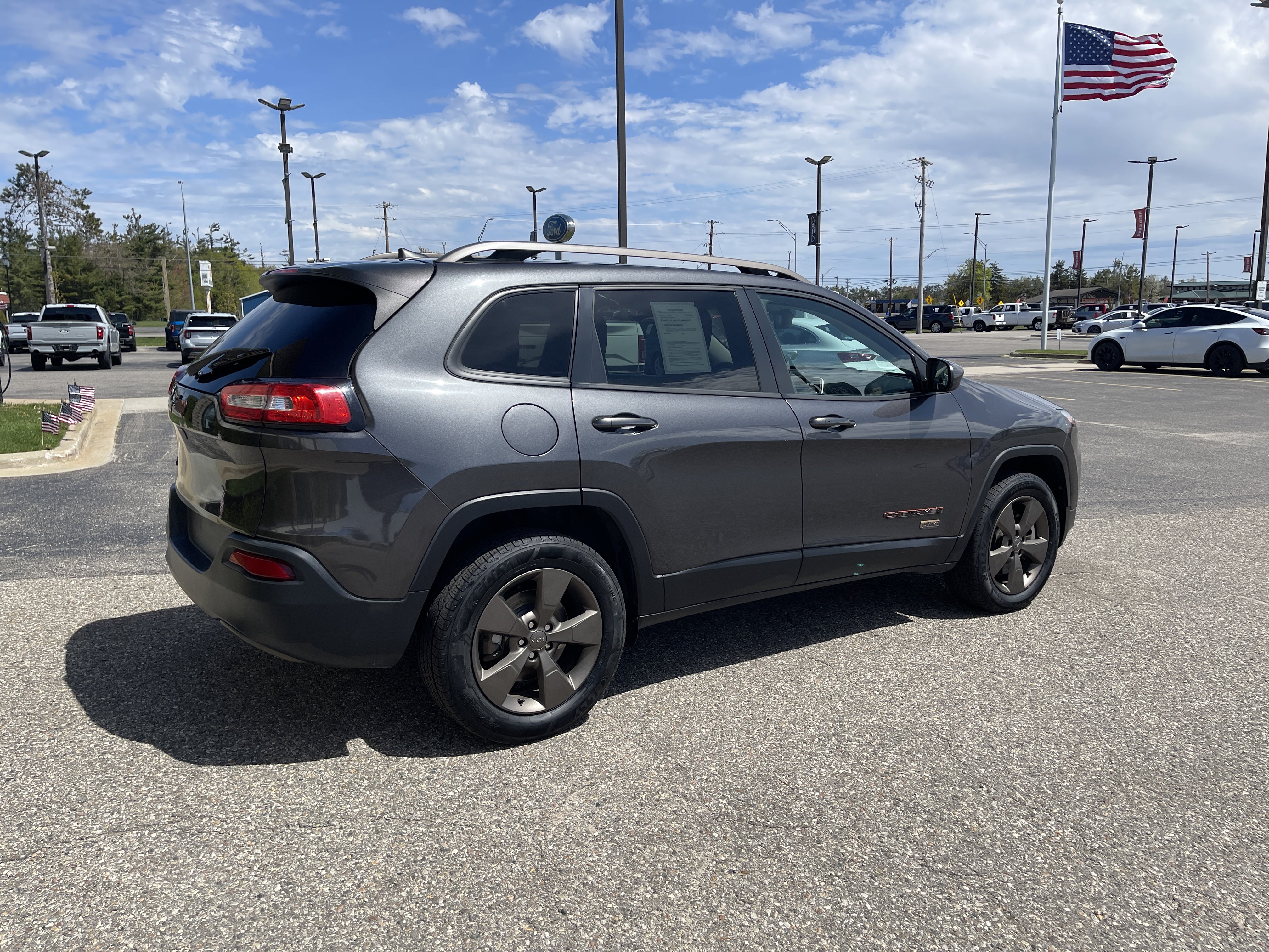 Used 2017 Jeep Cherokee Latitude AWD/4WD image 3