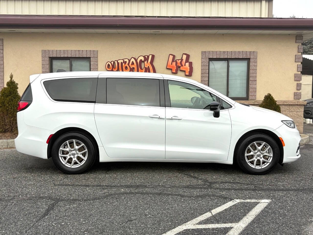 Used 2024 Chrysler Pacifica Touring-L image 38