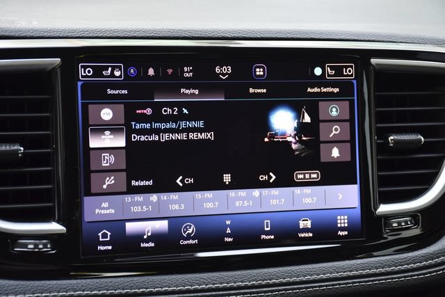 Used 2023 Chrysler Pacifica Limited FWD image 14