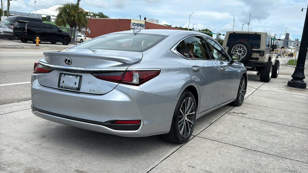 Used 2023 Lexus ES 300h w/ Premium Package FWD image 14