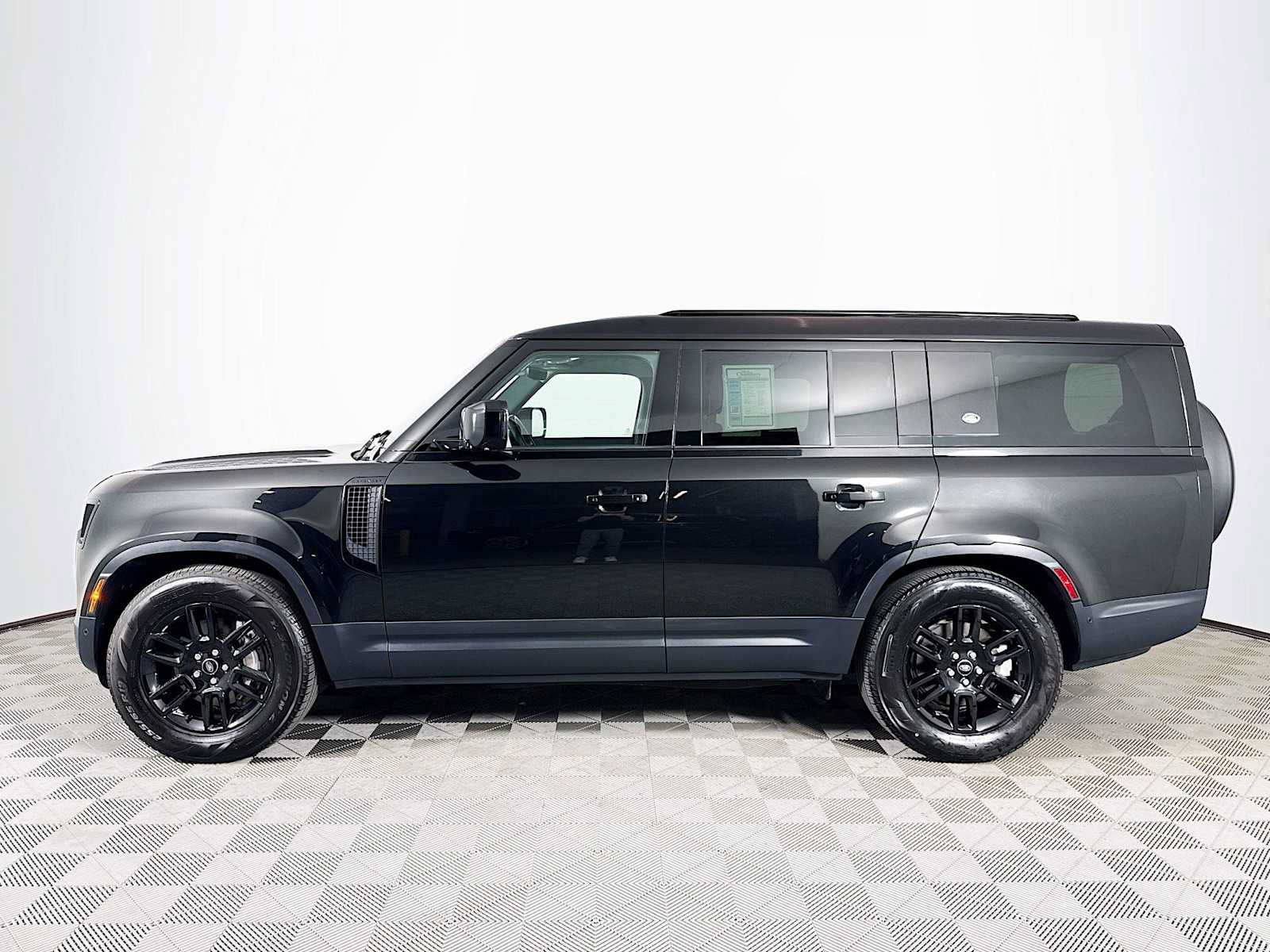 Used 2023 Land Rover Defender 130 SE AWD/4WD image 8