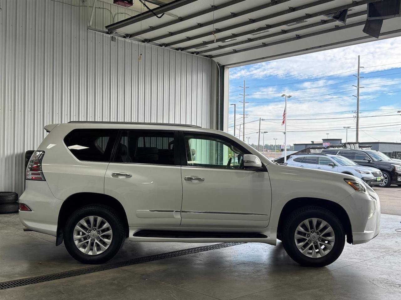 Used 2019 Lexus GX 460 Premium AWD/4WD image 2