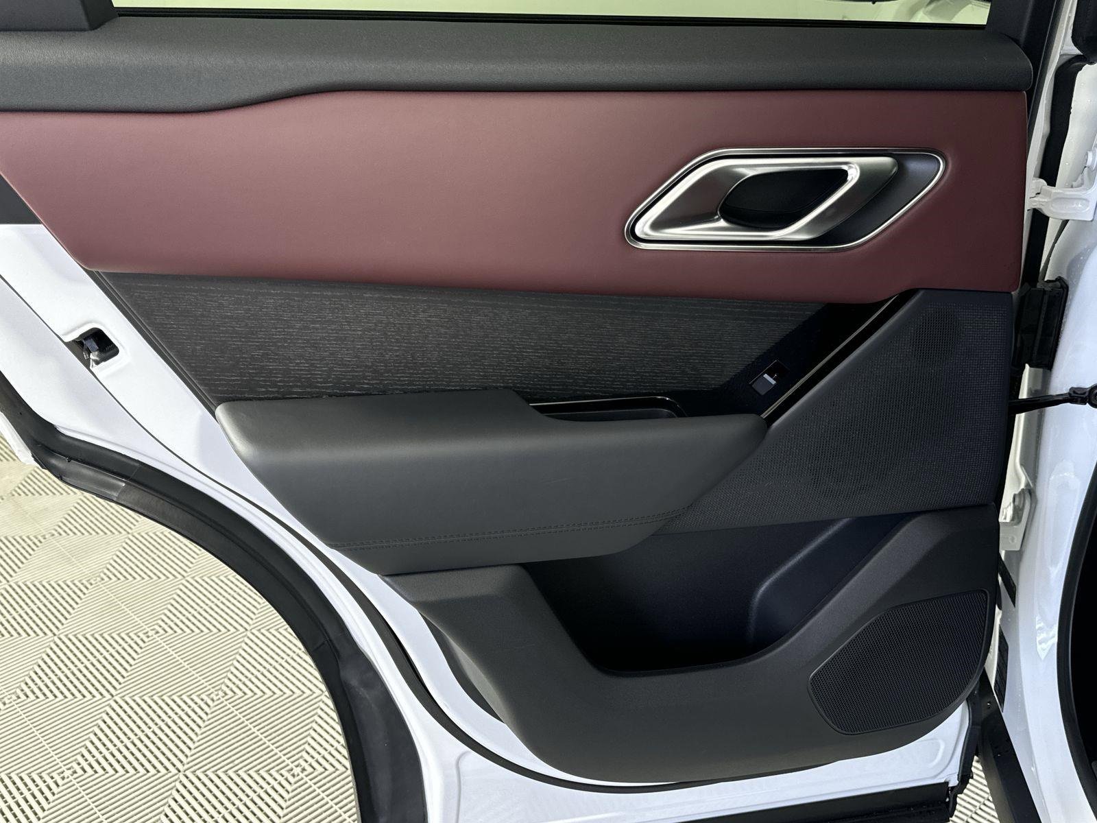 Certified 2025 Land Rover Range Rover Velar Dynamic HSE image 28