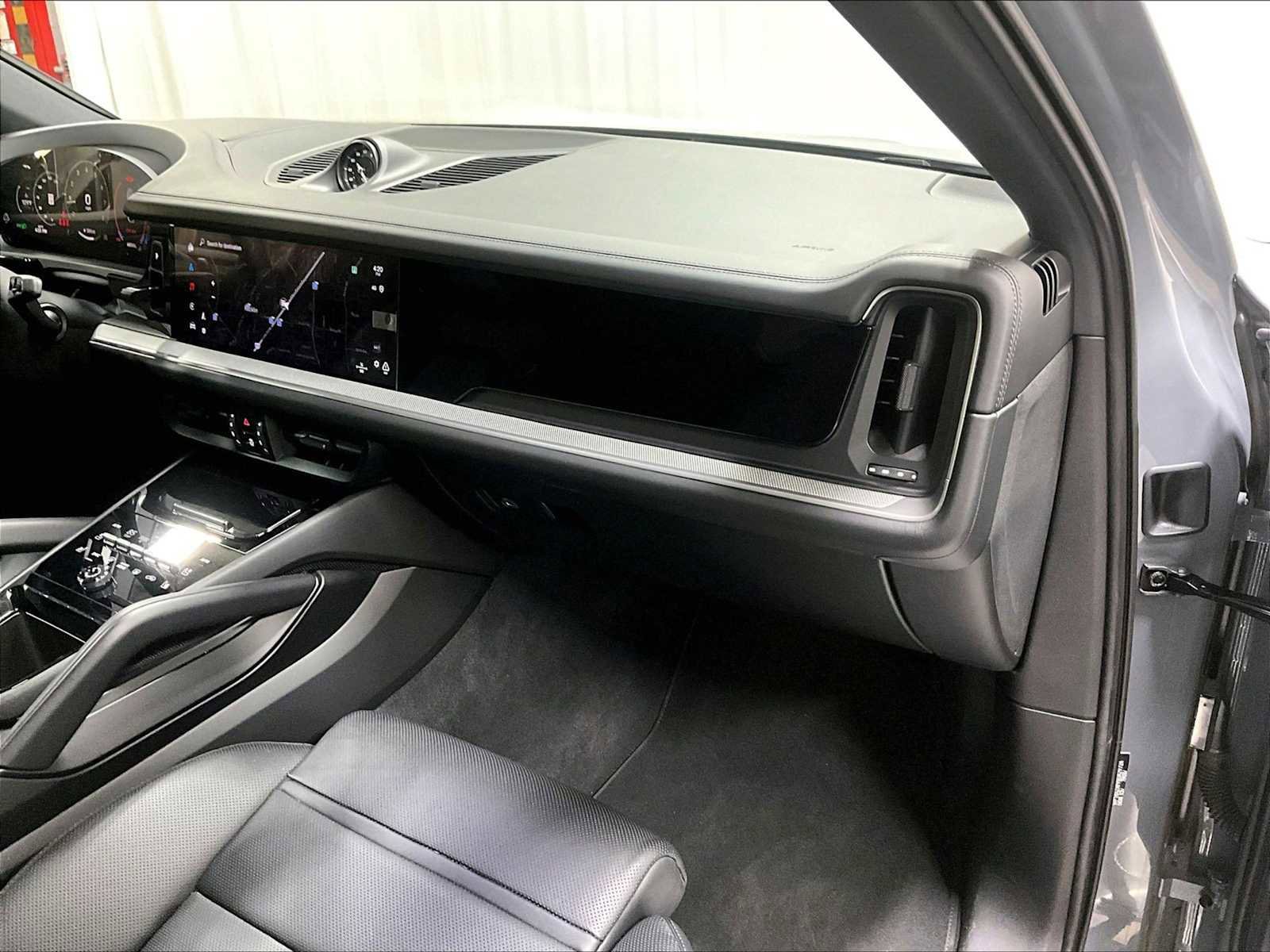 Used 2025 Porsche Cayenne Coupe image 28