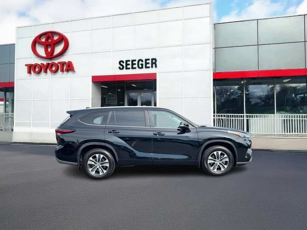 Used 2026 Toyota Highlander XLE AWD/4WD image 2