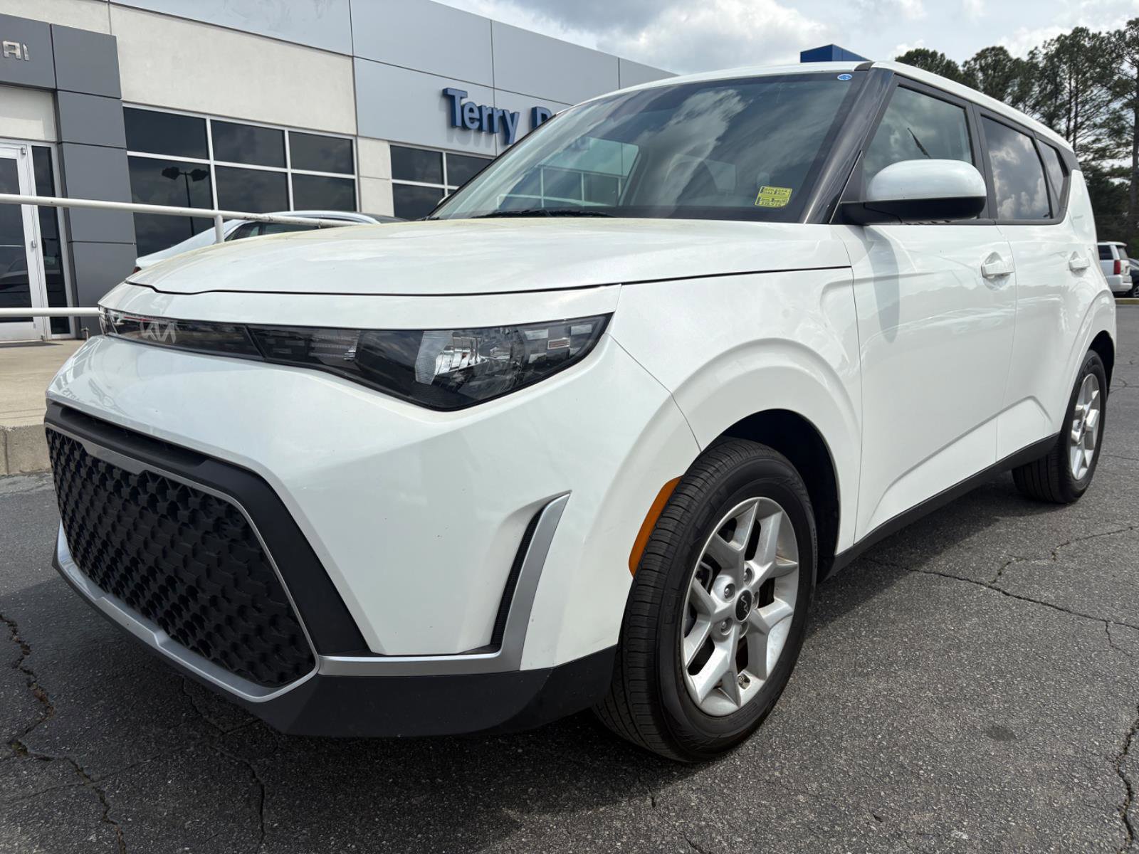 Used 2025 Kia Soul LX image 1