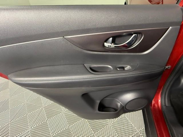 Used 2016 Nissan Rogue SV w/ SV Premium Package image 32