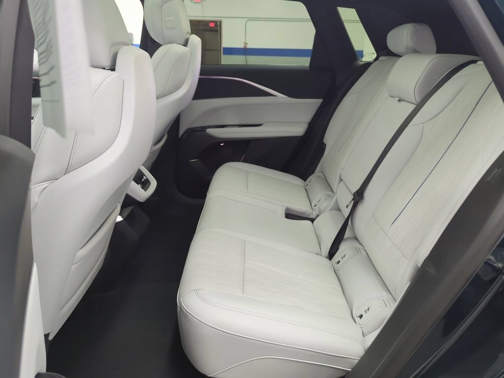 Used 2024 Cadillac Lyriq Sport AWD/4WD image 30