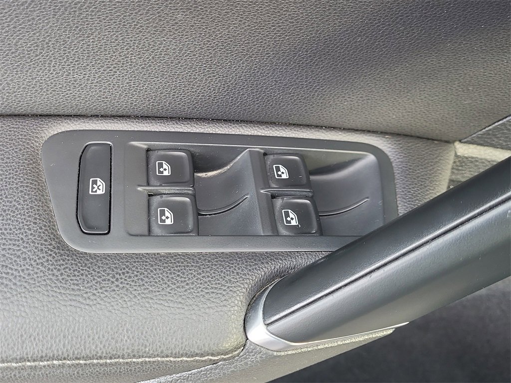 Used 2018 Volkswagen Golf SE image 12