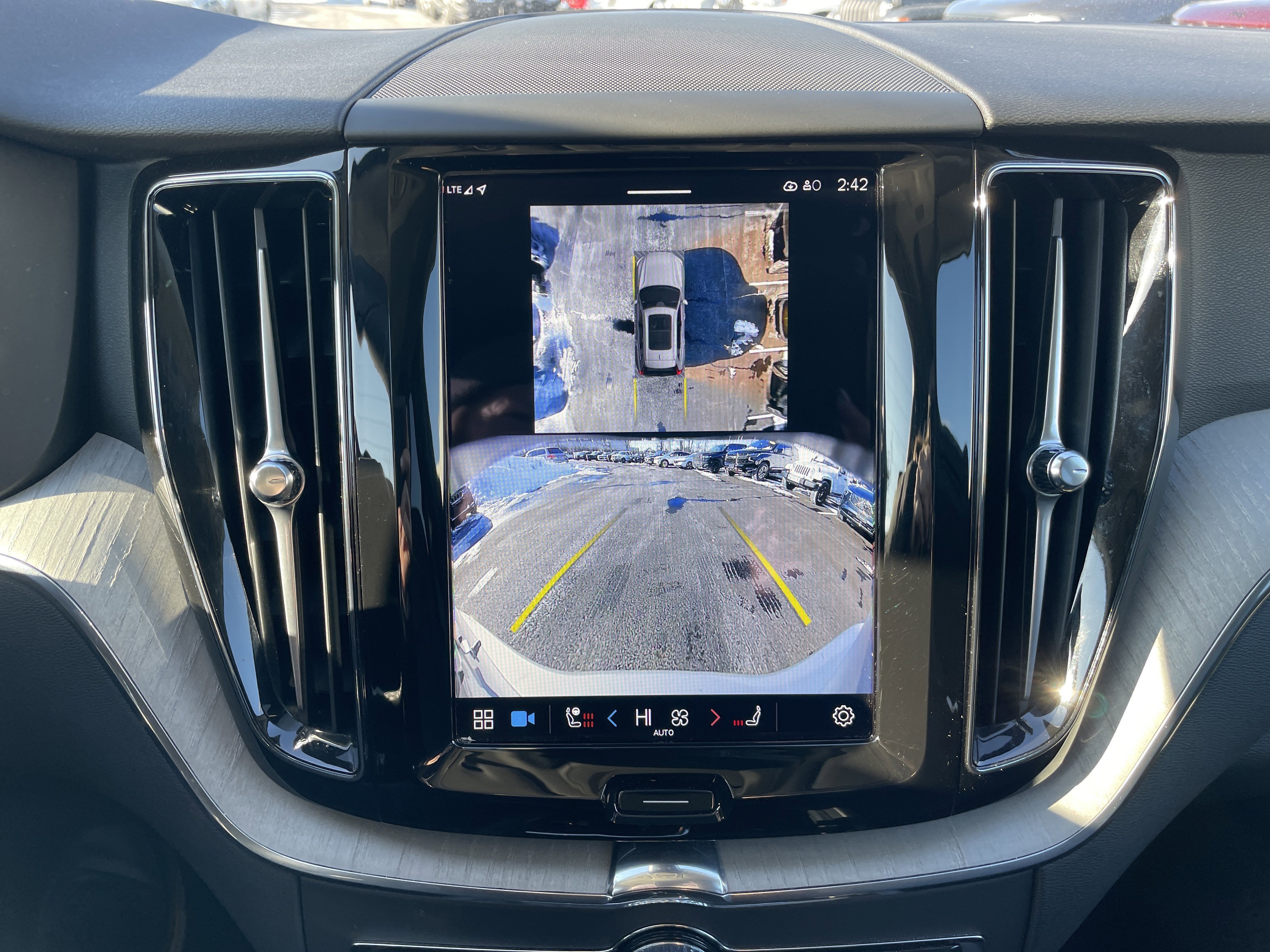 Used 2025 Volvo XC60 B5 Plus image 45