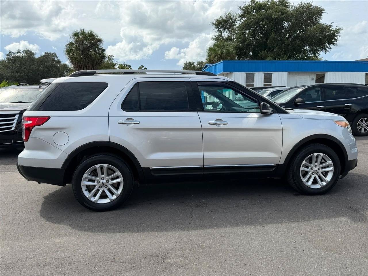Used 2015 Ford Explorer XLT w/ Equipment Group 202B FWD image 5
