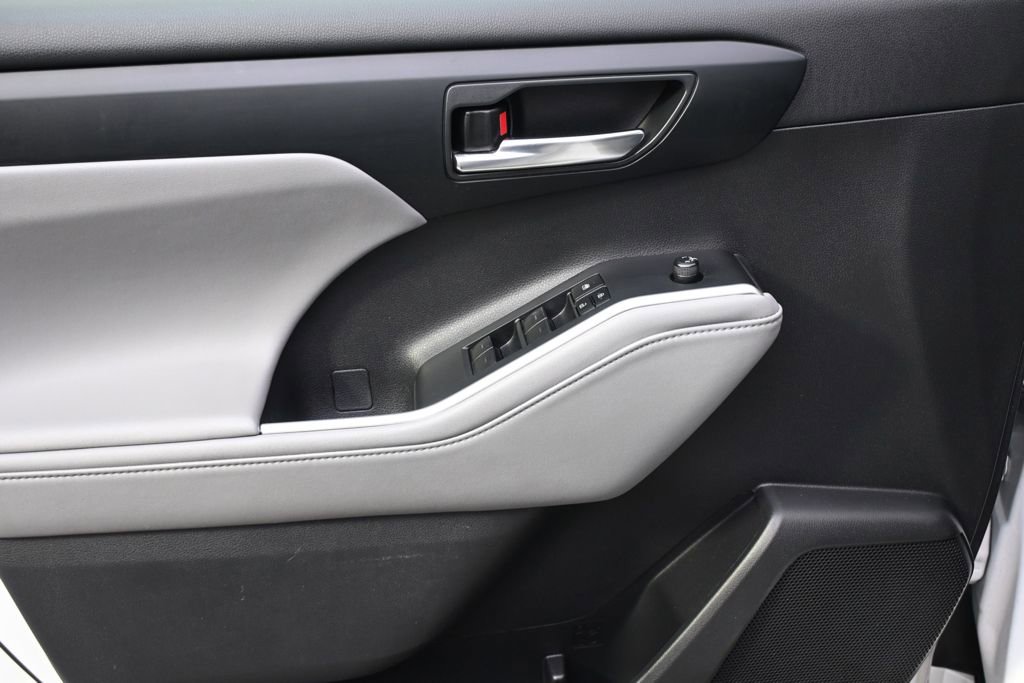 Used 2022 Toyota Highlander XLE image 23