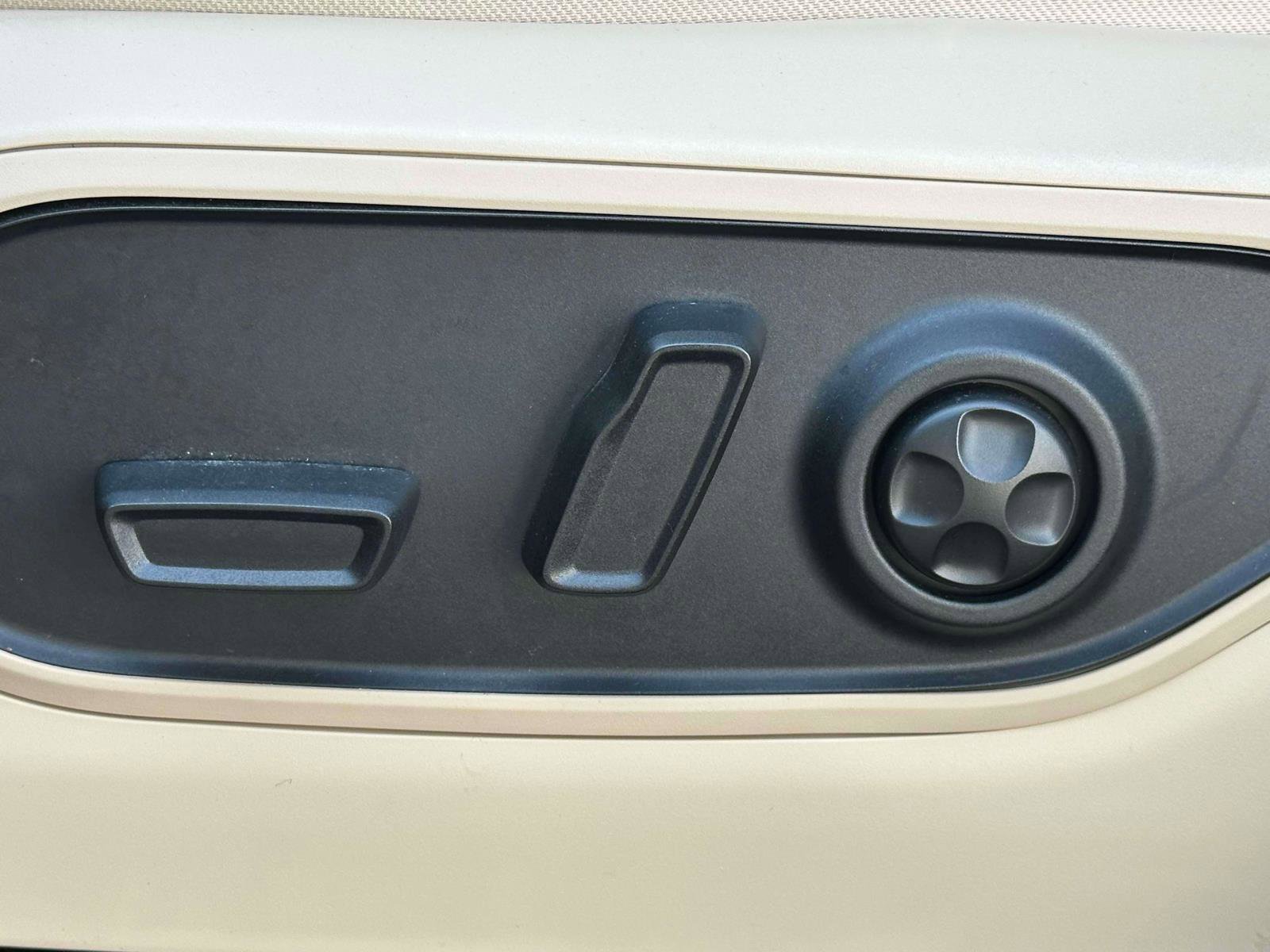 Used 2024 Jeep Grand Cherokee Limited w/ Luxury Tech Group II image 15