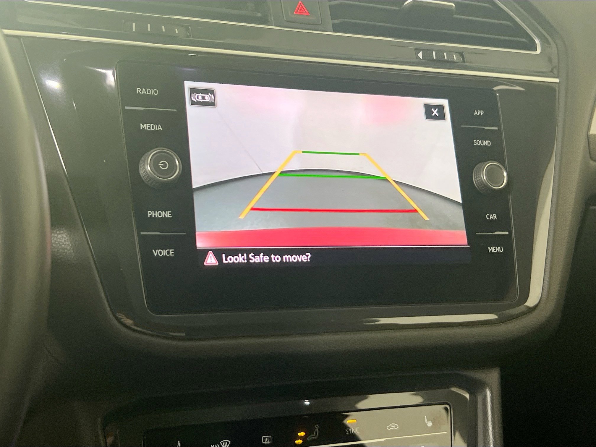 Used 2022 Volkswagen Tiguan SE AWD/4WD image 13