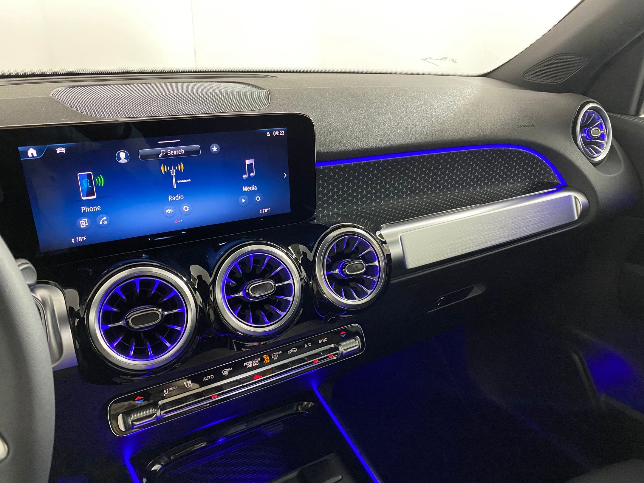 New 2025 Mercedes-Benz GLB 250 4MATIC image 23