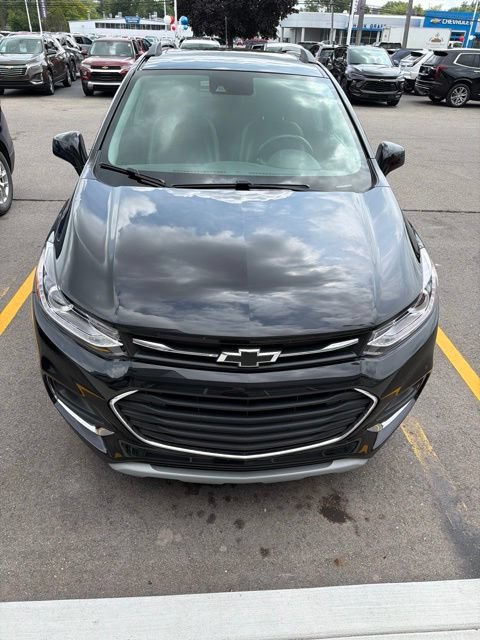 Used 2018 Chevrolet Trax Premier w/ Midnight Edition AWD/4WD image 2