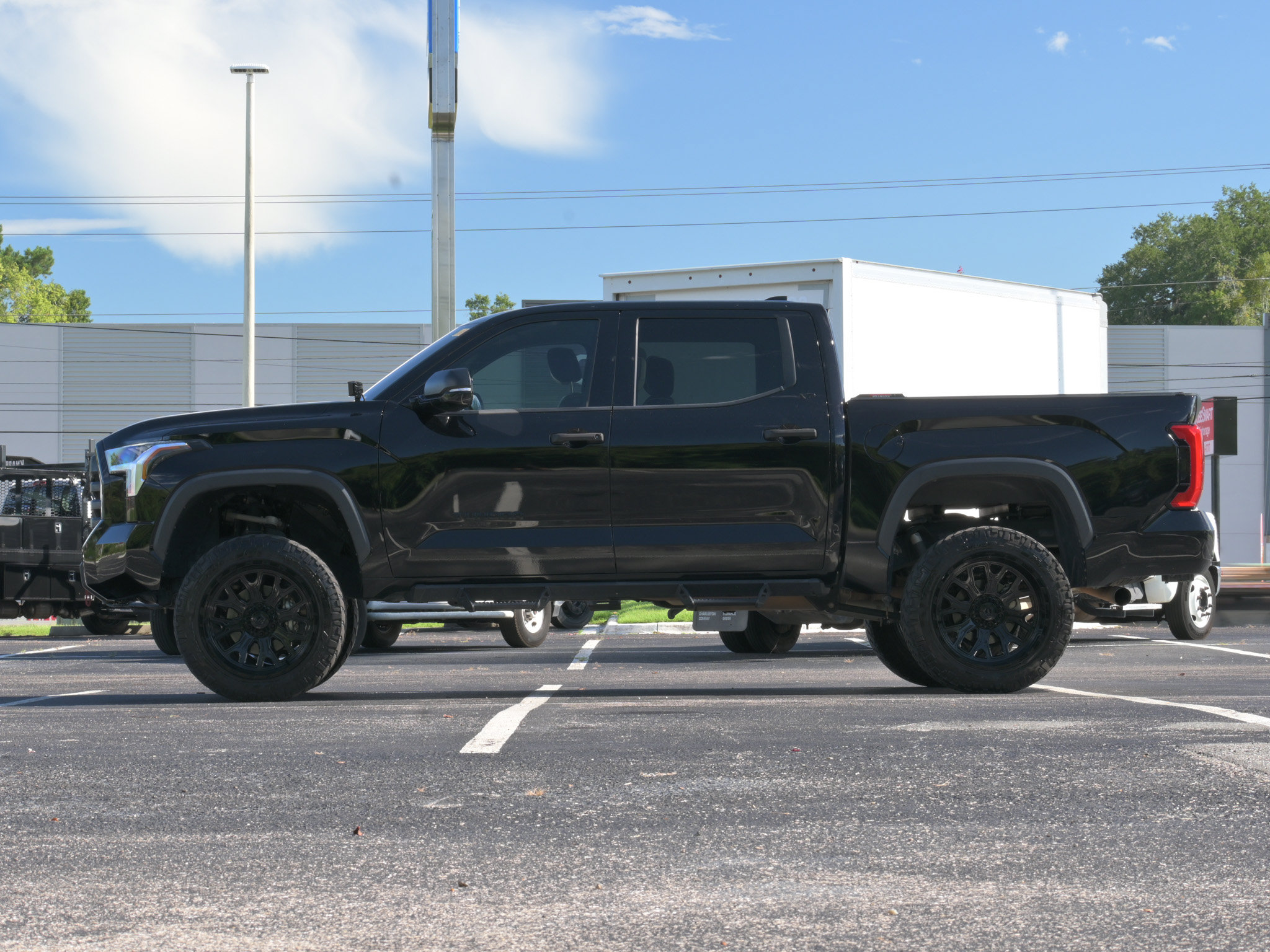 Used 2022 Toyota Tundra SR5 w/ SR5 Convenience Package AWD/4WD image 7